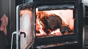 Ξυλόσομπα: Τι να (μην) κάνετε για ζεστασιά χωρίς κινδύνους