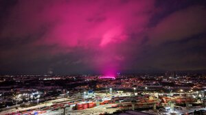 Γιατί ο ουρανός βάφτηκε ροζ στα Δυτικά Μίντλαντς - Δείτε βίντεο