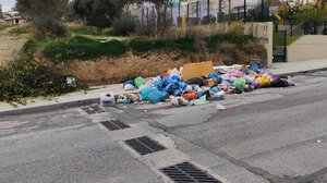 Λόφος από σκουπίδια δίπλα από το 46ο δημοτικό σχολείο