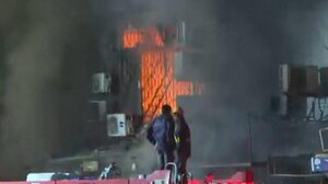 Πακιστάν: Έξι νεκροί από πυρκαγιά σε εμπορικό κέντρο – Φόβοι για ολική κατάρρευση