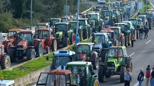 Συνεχίζουν τις κινητοποιήσεις τους οι αγρότες του μπλόκου της Νίκαιας