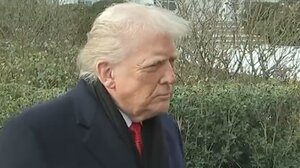 Ο Τραμπ απειλεί τον Καναδά με τελωνειακούς δασμούς 100%