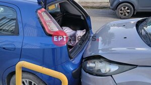 Χανιά: Στο αυτόφωρο ο μεθυσμένος οδηγός που έπεσε πάνω σε αυτοκίνητα έξω από σχολείο