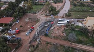 Πλημμύρα στη Βάρη: Έψαχνε 4 ώρες τη σύζυγό του και τη βρήκε... πάνω σε δέντρο!