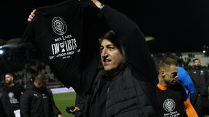 Μιχάλης Μπούσης: «Πάντα μου άρεσε ο Κόντης - Οι οπαδοί μας έδωσαν 300 ευρώ και δεν μπήκαν στο γήπεδο»