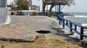 Νάξος: Κατέρρευσε τμήμα δρόμου στον Άγιο Προκόπιο 