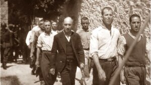 Καισαριανή: Ο ψηλός και το γελαστό παιδί – Οι πρώτες ταυτοποιήσεις από τα ντοκουμέντα της εκτέλεσης