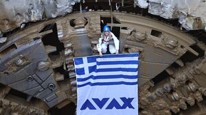 Με το Break on through των Doors και χειροκροτήματα η άφιξη του μετροπόντικα στον Ευαγγελισμό