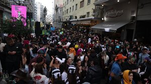 Θεσσαλονίκη: Κοσμοσυρροή στο κέντρο της πόλης για την Τσικνοπέμπτη