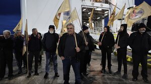 Αγρότες με τρακτέρ, φορτηγά και λεωφορεία στη Αθήνα - Έφτασαν στον Πειραιά οι Κρητικοί - Βίντεο