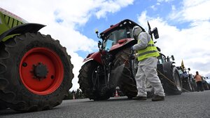 Φτάνουν στο Σύνταγμα τα τρακτέρ: Κλειστοί δρόμοι στο κέντρο για το συλλαλητήριο