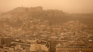 Αφρικανική σκόνη: Στο «κόκκινο» η Αττική - Εικόνες από την αποπνικτική ατμόσφαιρα