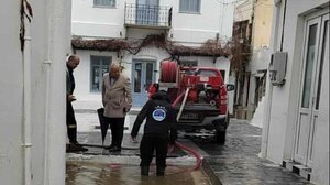 Ποτάμια οι δρόμοι στη Σαντορίνη - Μικρής έκτασης προβλήματα στην Πάρο