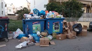 Ξεχειλίζουν οι κάδοι ανακύκλωσης στην οδό Μελίνας Μερκούρη