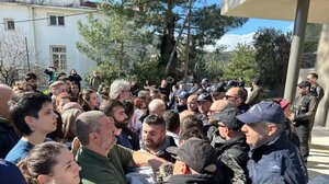 Άδωνις Γεωργιάδης: Ένταση κατά την επίσκεψη του υπουργού Υγείας στο νοσοκομείο Μυτιλήνης 