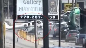 Πτήση τρόμου στην Τζόρτζια: Αεροσκάφος πραγματοποιεί αναγκαστική προσγείωση στη μέση του δρόμου