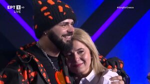 Eurovision 2026: Η συγκινητική στιγμή που ο Akylas ανεβάζει στη σκηνή τη μητέρα του 