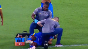 Τρομακτικές σκηνές σε αγώνα στη Βραζιλία: Ποδοσφαιριστής έπεσε μόνος του στο χορτάρι και έκανε σπασμούς