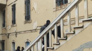 Σε κατ' οίκον περιορισμό οι τρεις νεαροί για τον εμπρησμό του γραφείου στην Αλμυρίδα