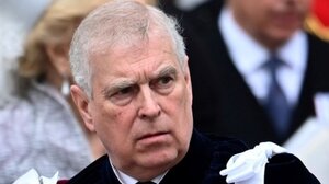 Η Βρετανία εξετάζει τον αποκλεισμό του Αντριου από τη σειρά διαδοχής στον θρόνο