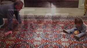 Σοκ με τις φωτογραφίες του Άντριου να παίζει με μωρό και μπάλα σε σχήμα στήθους