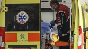 Αναστάτωση στην Ερμού: Τμήμα γυψοσανίδας έπεσε από κτίριο και τραυμάτισε διερχόμενη πεζή