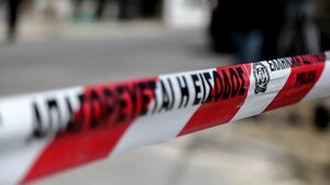 Αδελφοκτονία: ο δράστης τηλεφώνησε στην ΕΛ.ΑΣ για ενδοοικογενειακό επεισόδιο αφού είχε καρφώσει το μαχαίρι στην καρωτίδα του θύματος