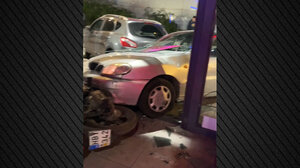 Άγιος Δημήτριος: Μετά από καταδίωξη, ένας 17χρονος χτύπησε δύο μηχανές πριν καταλήξει με το ΙΧ του στο ίντερνετ καφέ