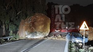Χίος: Στο δρόμο τεράστιος βράχος μετά από κατολίσθηση - Χτύπησε διερχόμενο αυτοκίνητο