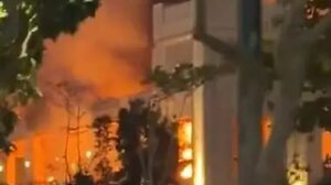 Τρόμος στο Ντουμπάι: Η στιγμή που πολυτελή ξενοδοχεία τυλίγονται στις φλόγες από τα ιρανικά πυρά 