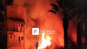 Μεγάλη φωτιά στον Βόλο: Εκρήξεις πίσω από την εκκλησία του Αγίου Κωνσταντίνου - Βίντεο