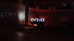 Εύβοια: Σταθμευμένο αυτοκίνητο μέσα σε σούπερ μάρκετ τυλίχθηκε στις φλόγες