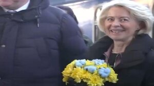 Στο Κίεβο η πρόεδρος της Kομισιόν: «Δεν θα υποχωρήσουμε ωσότου αποκατασταθεί η ειρήνη»