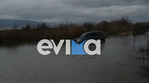 Σοβαρό τροχαίο στην Εύβοια: Αυτοκίνητο εξετράπη της πορείας του και κατέληξε σε ποτάμι