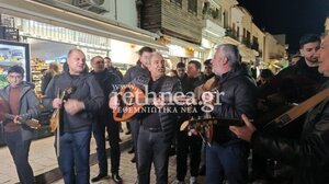 Κρητικές καντάδες «πλημμύρισαν» το ιστορικό κέντρο του Ρέθυμνο