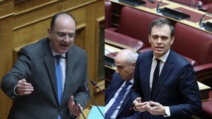 Μετωπική Λαζαρίδη - Μάντζου στην Βουλή για τον Παναγόπουλο - «ΠΑΣΟΚάρα είναι» – «Το ΠΑΣΟΚ κυβερνά τη χώρα;»