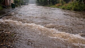 Μεγάλη διαρροή νερού εδώ και δέκα μέρες! Δεν συγκινείται κανείς στην εποχή της λειψυδρίας