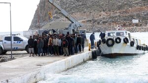 Στα θολά νερά της κακοκαιρίας εξανεμίζονται οι ελπίδες για τους αγνοούμενους μετανάστες