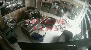 Ηράκλειο: Ο αέρας πήρε την πόρτα και τη σήκωσε! Βίντεο ντοκουμέντο