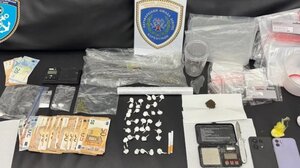 Χειροπέδες σε 23χρονο για διακίνηση ναρκωτικών: Bρέθηκαν σε δύο διαμερίσματά του κοκαΐνη, κάνναβη και «φιξάκια»