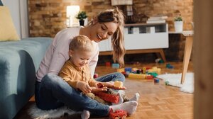 Νταντάδες της γειτονιάς: Ποιοι μπορούν να πάρουν τα 500 ευρώ