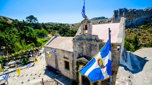 Κάντε μία βόλτα ως την Ιερά μονή της Παναγίας της Βρυωμένης