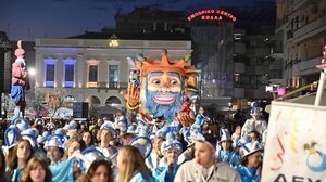 Πάτρα: Πάνω από 50.000 καρναβαλιστές σε μια ανεπανάληπτη νυχτερινή παρέλαση - Φωτογραφίες & βίντεο