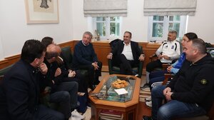 Στην Κρήτη η Εθνική Γυναικών Ποδοσφαίρου για τα προκριματικά της League C – Συνάντηση με τον Περιφερειάρχη