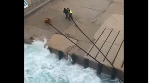 Κακοκαιρία: Πλοίο δίνει «μάχη» με τα κύματα για να δέσει στο λιμάνι της Καρπάθου (βίντεο)