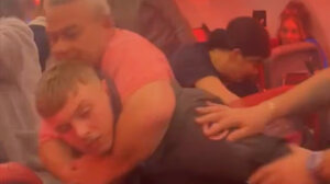 Χάος στον... αέρα: Άγρια συμπλοκή σε πτήση από Τουρκία για Μάντσεστερ με αίμα και... δόντια στο πάτωμα - Βίντεο