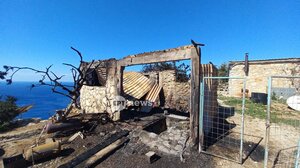 Στάχτη έγινε αποθήκη στη Γαύδο - Φωτογραφίες