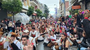 Αποκριάτικο ξεφάντωμα σε όλη την Κρήτη παρά τη βροχή: Χρώμα, παλμός και χιλιάδες καρναβαλιστές 