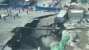 Σανγκάη: Νέο βίντεο από τη στιγμή που τεράστια καταβόθρα «καταπίνει» δρόμο