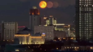 «Τριπλό» φεγγάρι πάνω από τη Μόσχα – Πού οφείλεται - Βίντεο